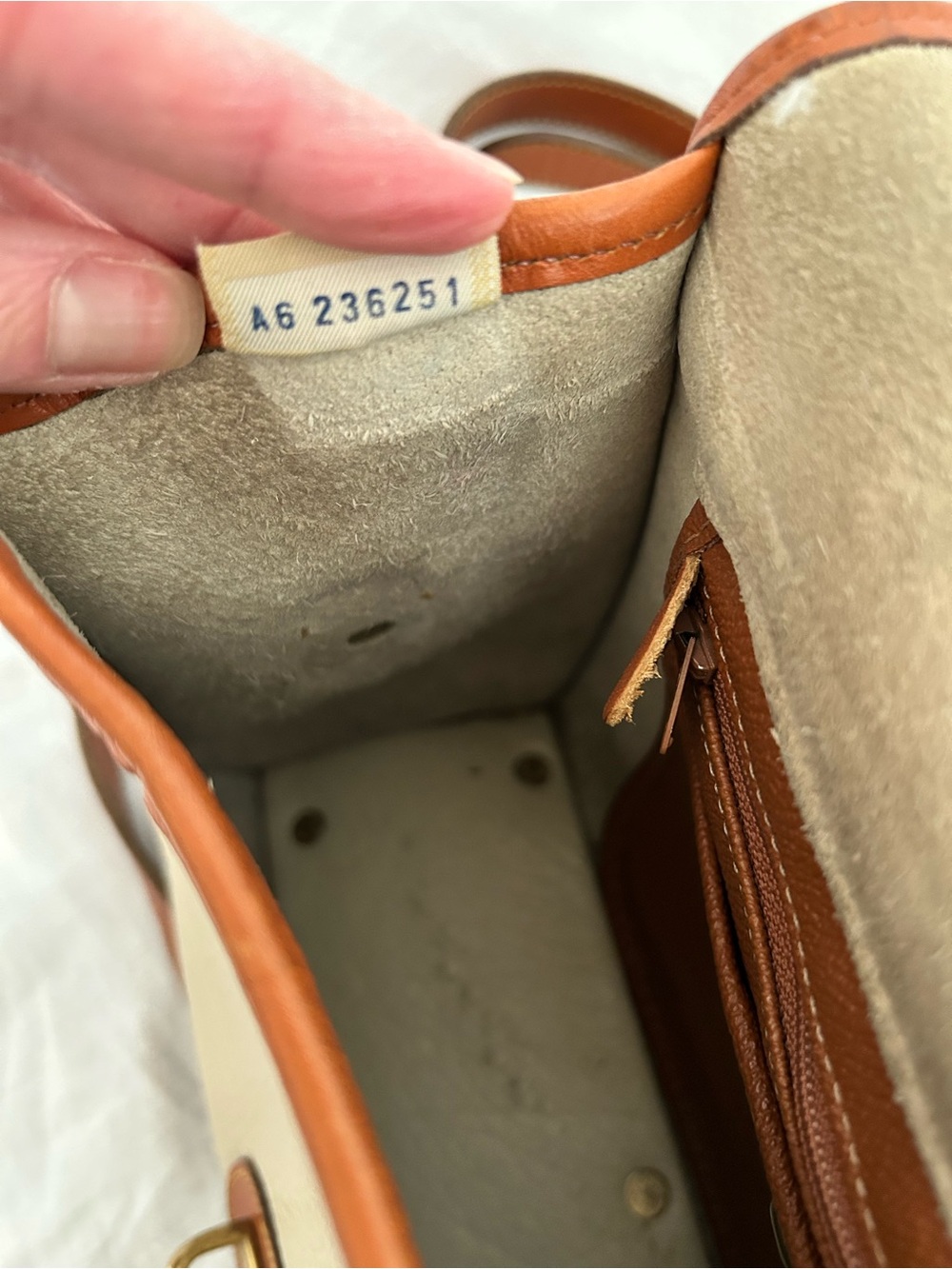 90’s Vintage Dooney and Burke | All Weather Leather Essex Crossbody Bag | Cream - Picture 11 of 11